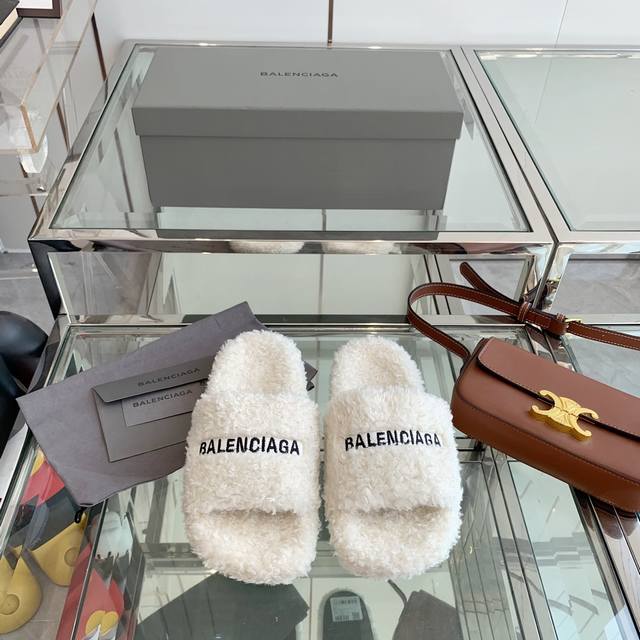 Balenciaga巴黎世家毛拖超舒适光腿穿 回头率满分一年四季都能随意出门就穿博主热门单品推送码数:35-44